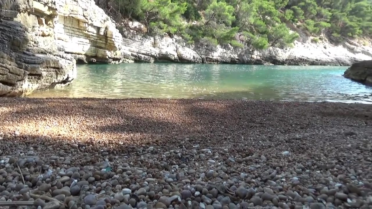 Una baia del Gargano tra roccia e macchia mediterranea