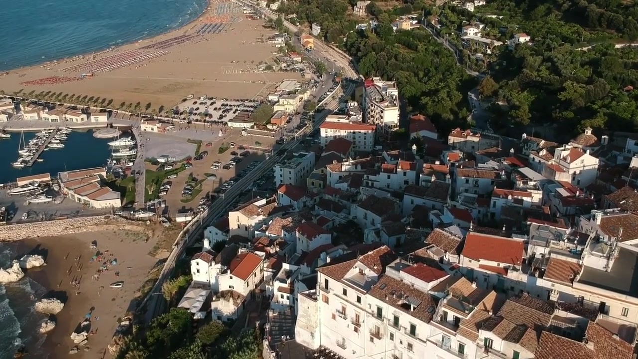 Un borgo costiero del Gargano visto dall’alto