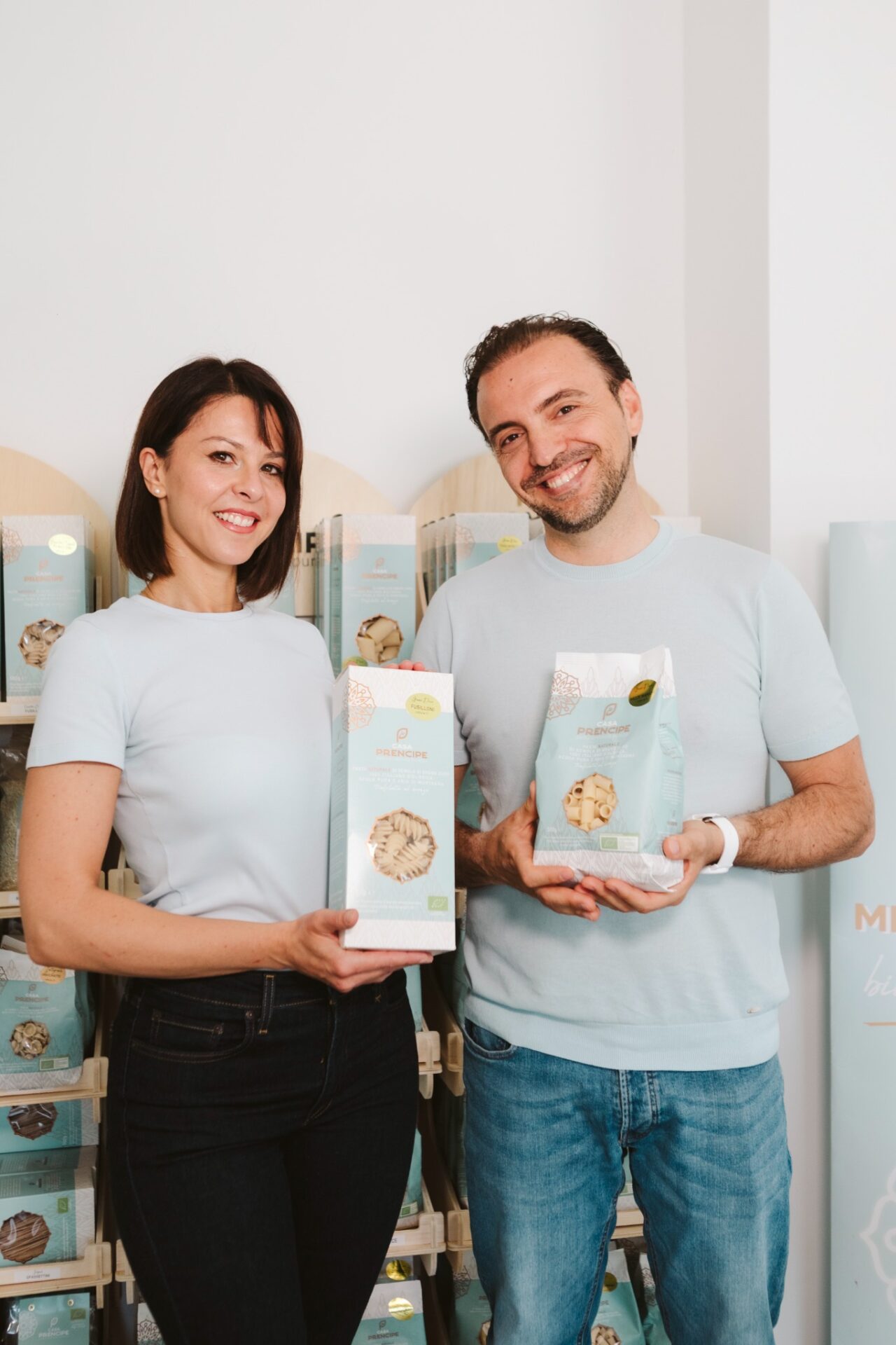 Giovanna e Domenico con la pasta biologica Casa Prencipe